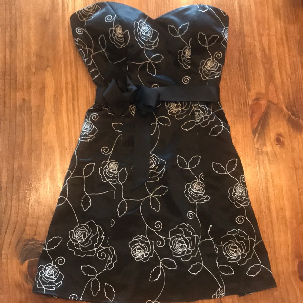 White House black market cocktail dress size 4